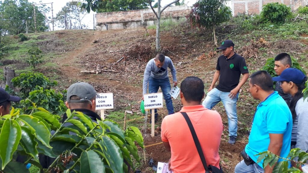 Colombianske kaffebønder får opplæring i mer klimasmart produksjon.