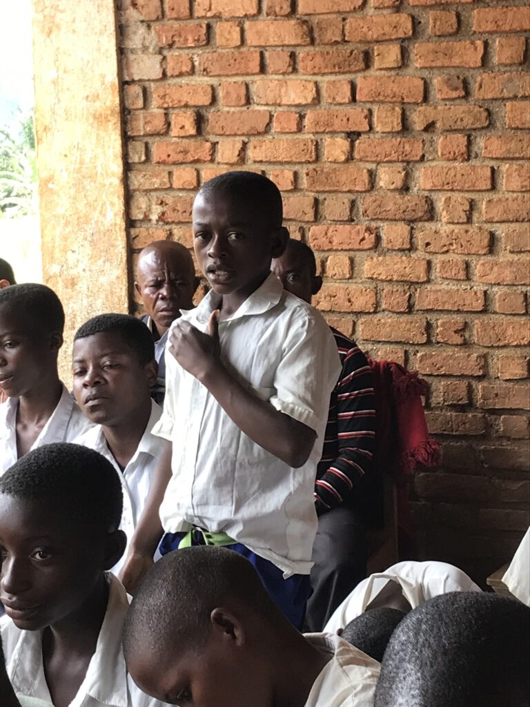 Ung gutt i DR Kongo som nå går på skolen etter å ha blitt reddet ut fra farlig gruvearbeid.