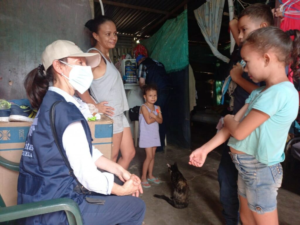 Generalsekretær Martha Skretteberg besøker venezuelansk mor og hennes barn på grensen mellom Venezuela og Colombia.