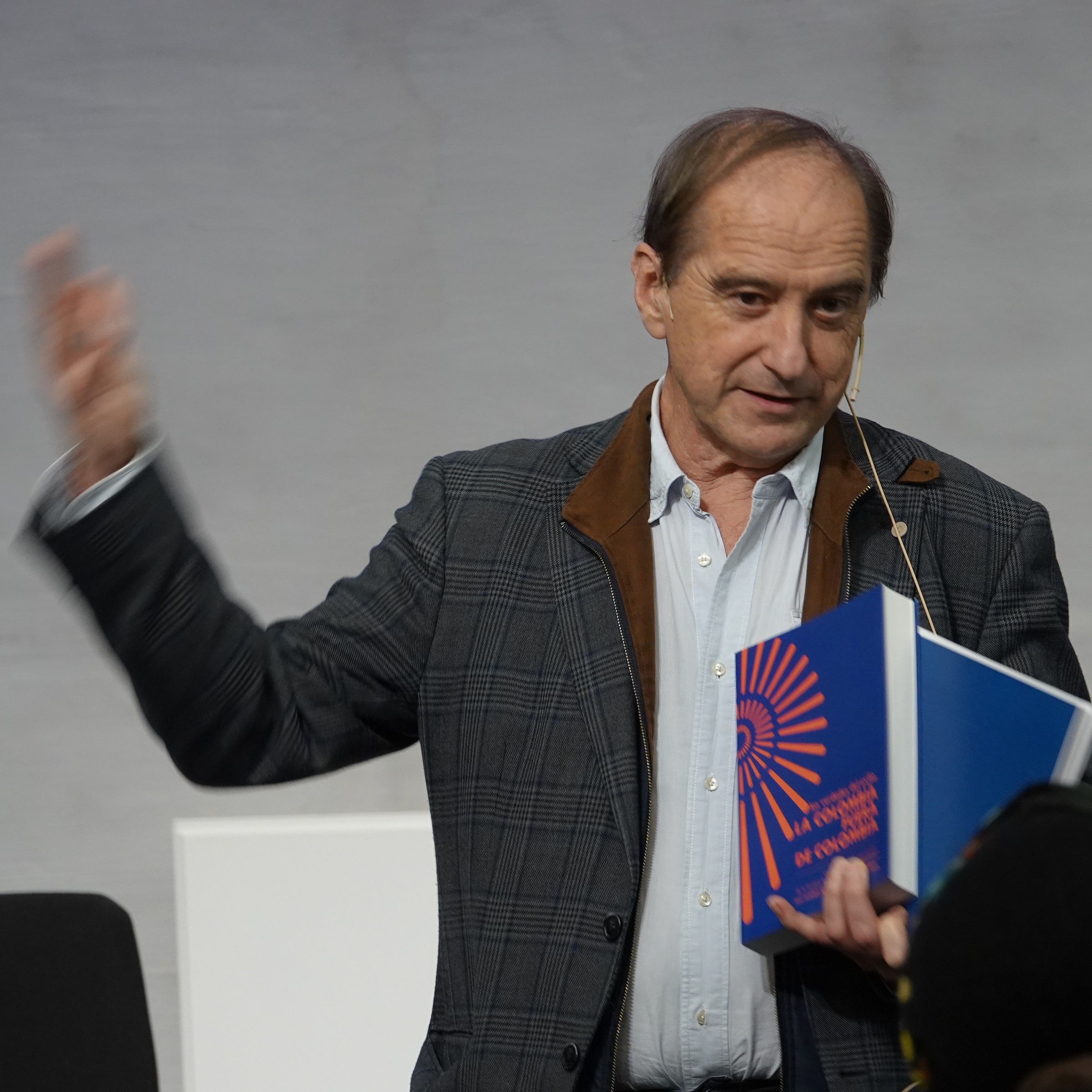 Carlos Beristain viser frem sannhetskommisjonens rapport med mer enn 1800 vitnesbyrd fra eksilcolombianere.