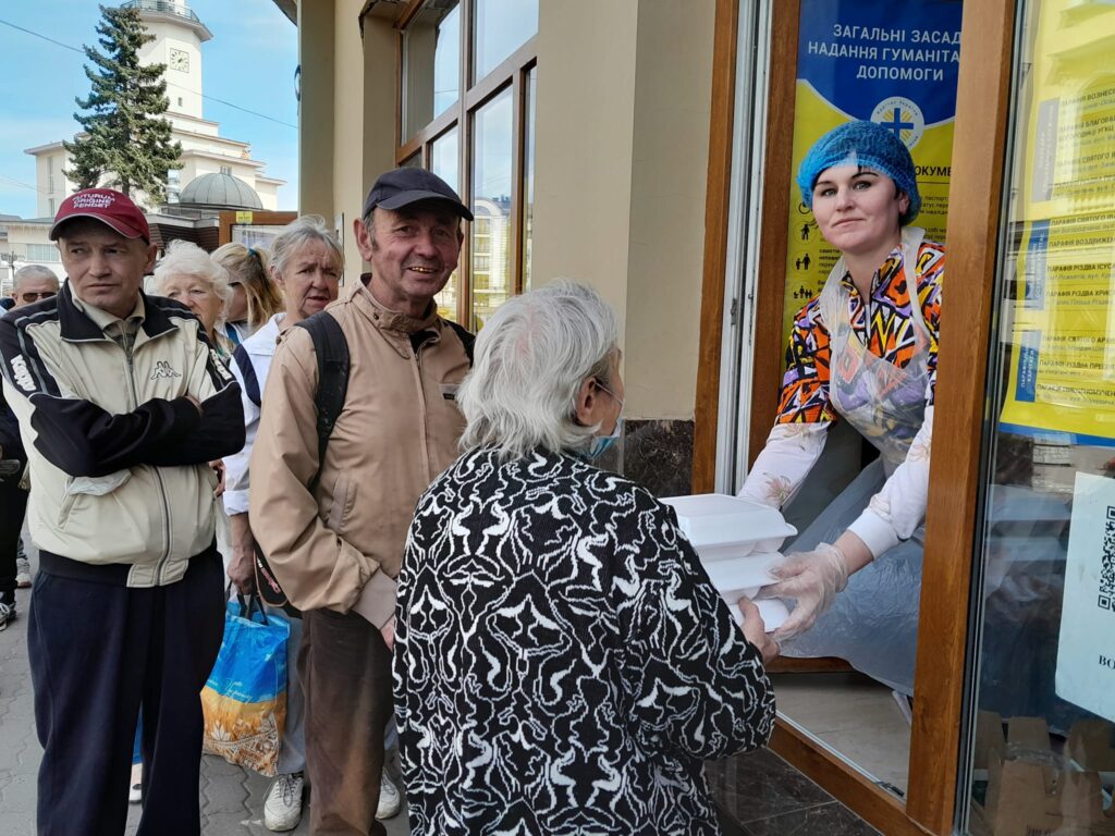 Varme måltider deles ut til internt fordrevne i Ukraina