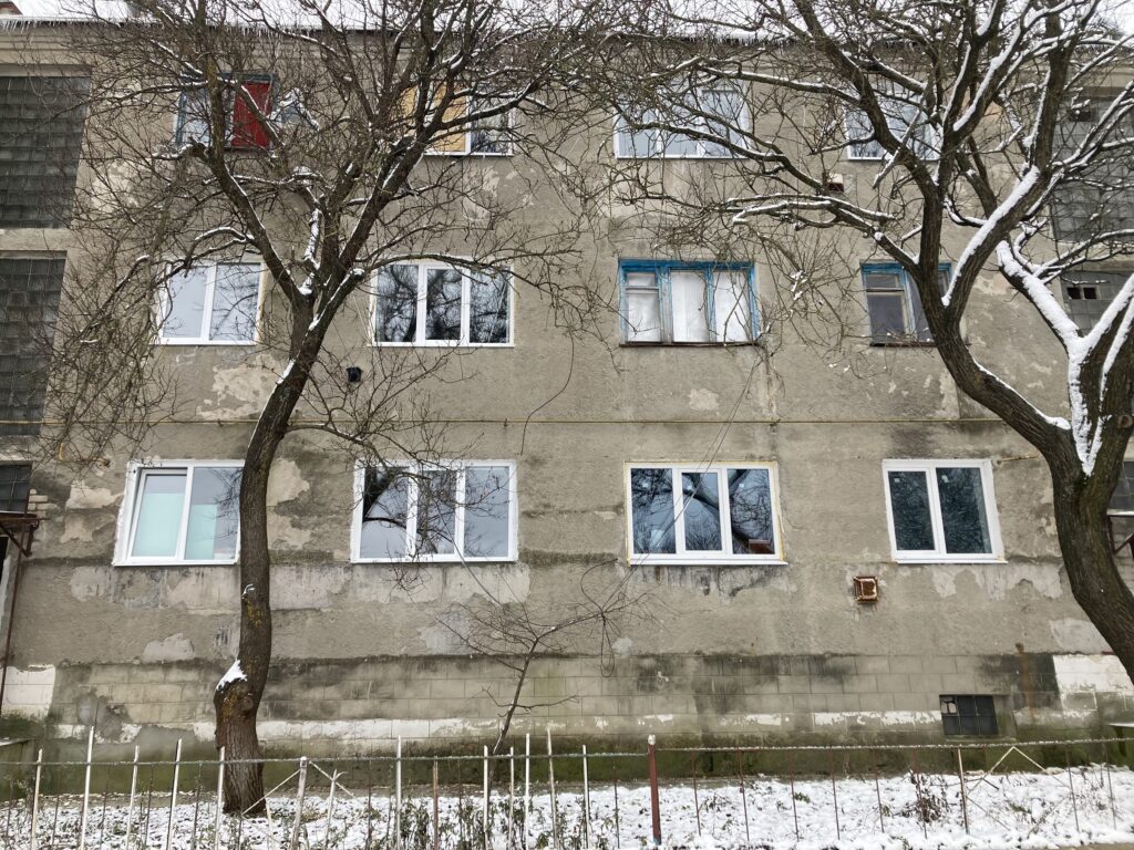 Boligblokk i landsbyen Milova, i Kharkiv-regionen