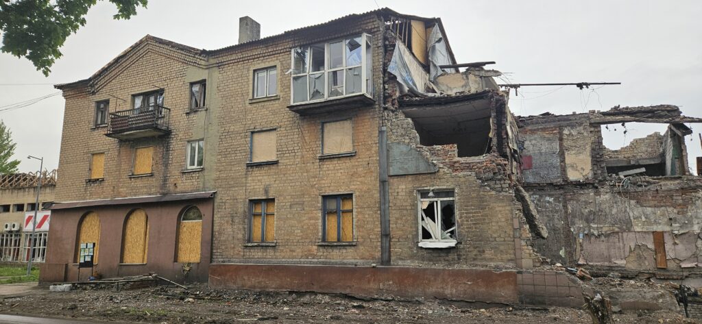 Hus i Øst-Ukraina som er delvis ødelagt av russiske missiler